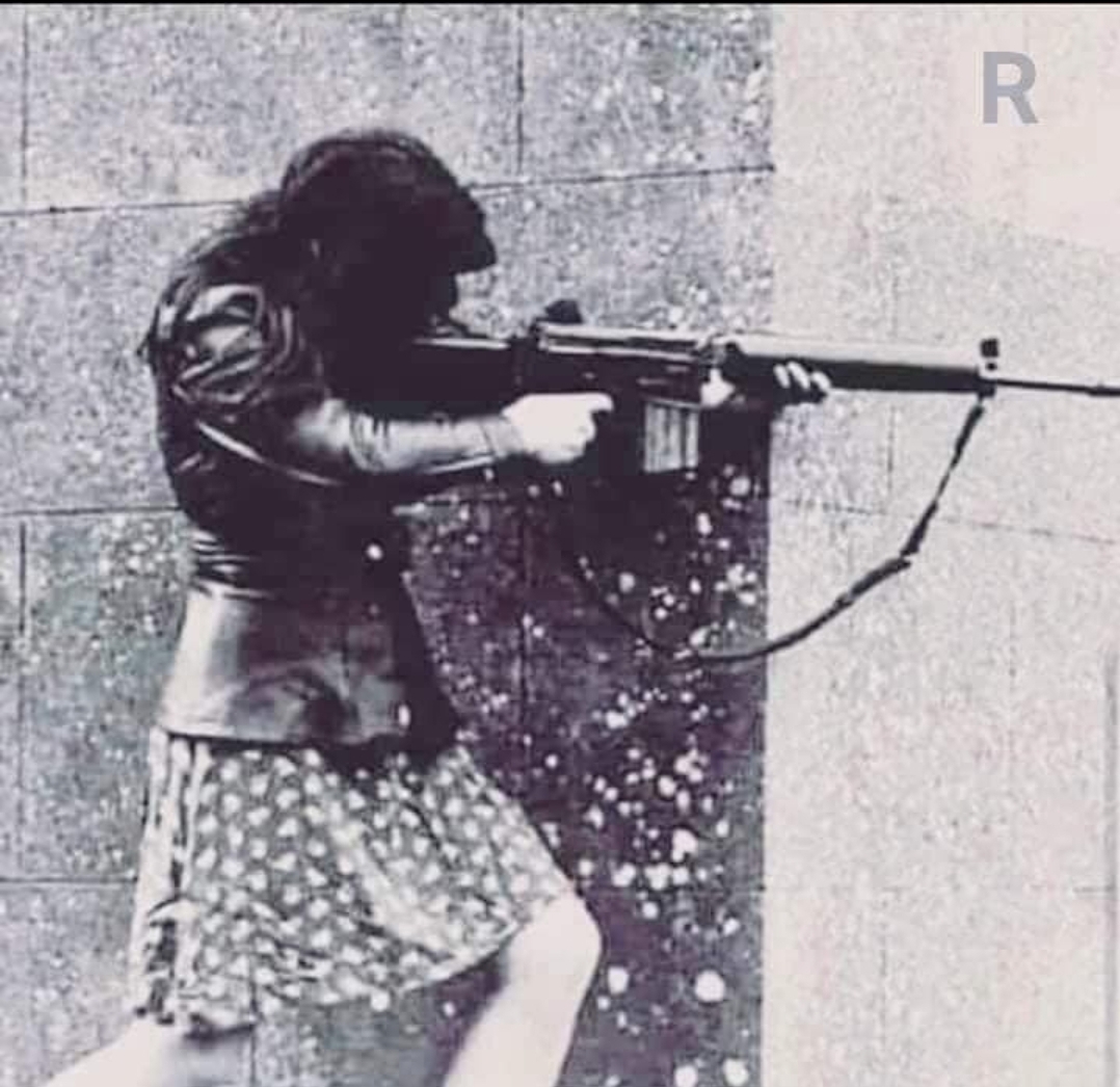 Fotografía tomada en Irlanda en 1972, de una chica disparando el arma de su novio herido en una batalla contra el ejército británico